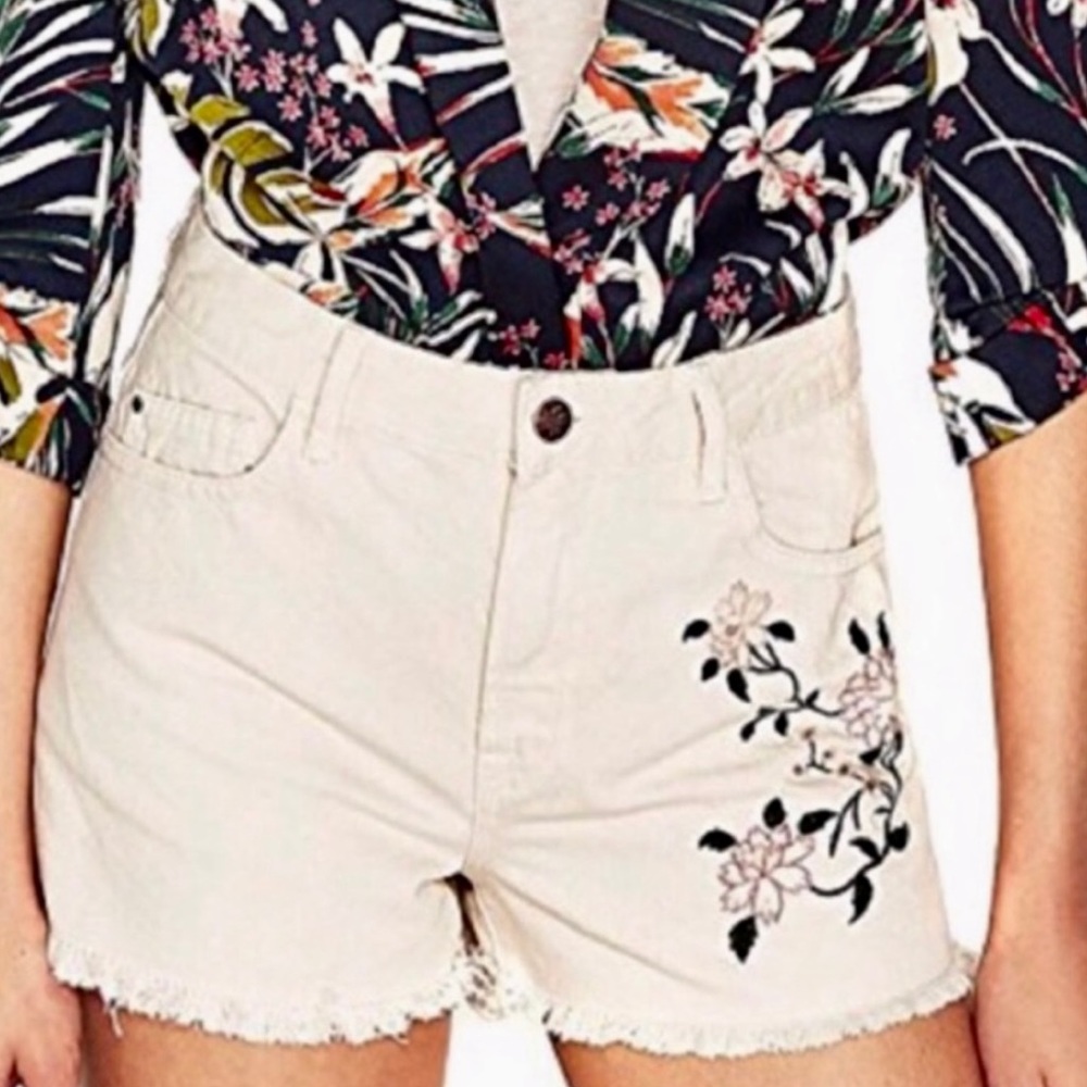 ZARA BASICS CREAM SHORTS WITH FLORAL EMBROIDERY